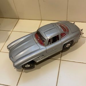 Silver Burago Mercedes-Benz 300SL (1954) 9,25”